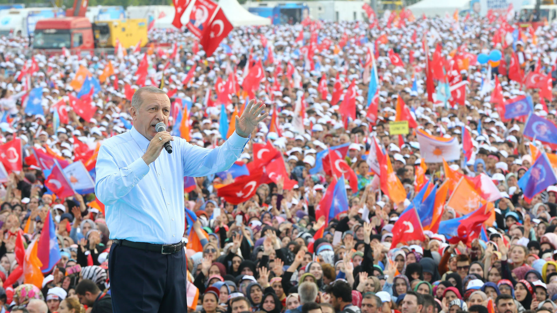 di Federico Donelli
Il voto in Turchia di domenica 24 giugno ha visto la conferma del presidente Erdoğan (52,5%) già al primo turno e la vittoria alle legislative della coalizione composta dal suo partito AKP (42,8%) e dal nazionalista MHP (11,3%) che ottengono la maggioranza assoluta in parlamento. Ad uscire sconfitti sono stati lo storico partito kemalista CHP (22,8%) e il suo candidato Ince (30%), la lady di ferro Akşener (10%) e il partito islamico Saadet (1,7%).