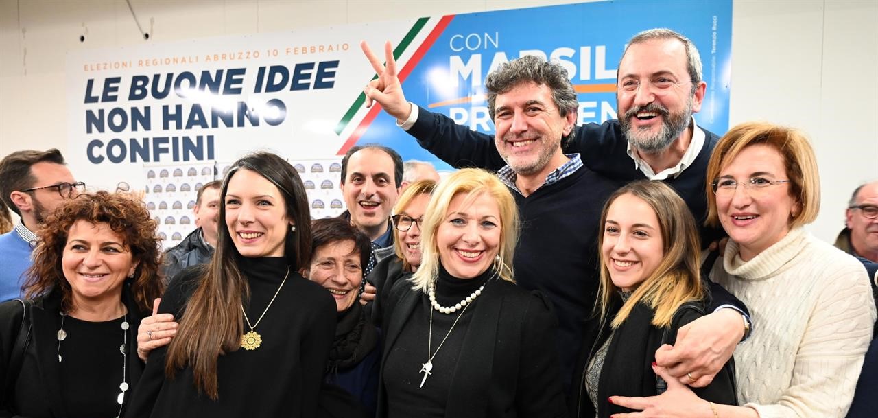 di Alessandro Campi
Nessuna sorpresa nelle urne, nessun cambiamento politico all’orizzonte. Almeno in tempi brevi. Dopo tanti sondaggi, il primo voto reale del 2019 (in Abruzzo) ha confermato quello che in realtà era nell’aria da tempo: la Lega salviniana macina consensi crescenti, ormai anche nel centro-sud; il M5S fatica a trovare un equilibrio tra il doppiopetto governativo e il gilet della protesta; Forza Italia decresce ma resiste; il Pd del dopo-Renzi prova a ripartire ma senza grandi idee.