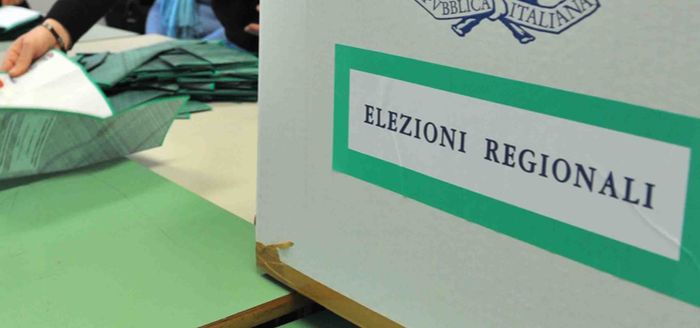 di Alessandro Campi
E’ una regola non scritta della politica democratica (ma un po’ anche un innocente gioco di società) che certe consultazioni locali siano in grado di condizionare e anticipare, per qualche strana alchimia che sfugge agli esperti di marketing elettorale, il voto a livello nazionale. Si dice in modo proverbiale (anche se la cosa non è storicamente del tutto vera) dell’Ohio nel caso delle presidenziali americane: chi vince in quel piccolo swing state,