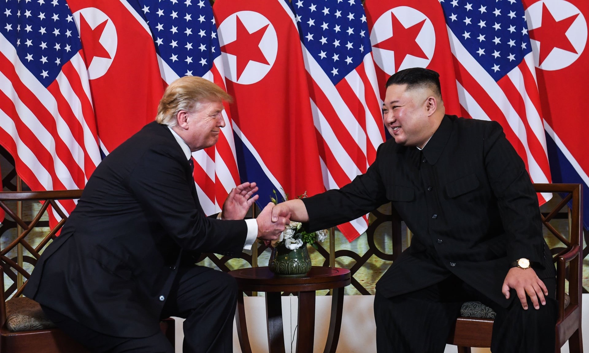 di Luca Marfé
Donald Trump e Kim Jong-un.
Occhi negli occhi, mano nella mano, con il Vietnam di nuovo crocevia del mondo intero. Questa volta, però, scenario di pace e non di guerra.
Eccoli in posa, a favore di macchine fotografiche e telecamere. E poi ancora, un attimo dopo, seduti attorno al tavolo di una cena che è già Storia.
Ecco com’è andata.
Ecco il summit di Hanoi in 7 punti.

A dispetto dell’attesa,