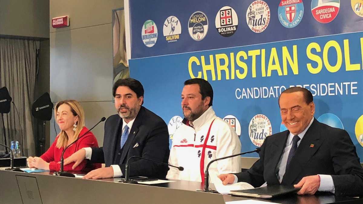 di Alessandro Campi
Dopo l’Abruzzo, la Sardegna. A quanto si ricava dai primi exit poll diffusi ad urne appena chiuse (i risultati reali si conosceranno solo nella giornata di oggi, dal momento che lo scrutinio notturno pare implichi una fatica insopportabile per noi italiani) il copione si è ripetuto, secondo quelle che erano le previsioni degli analisti e le attese degli stessi partiti. La coalizione di centrodestra avrebbe ottenuto tra il 43-47% dei voti,