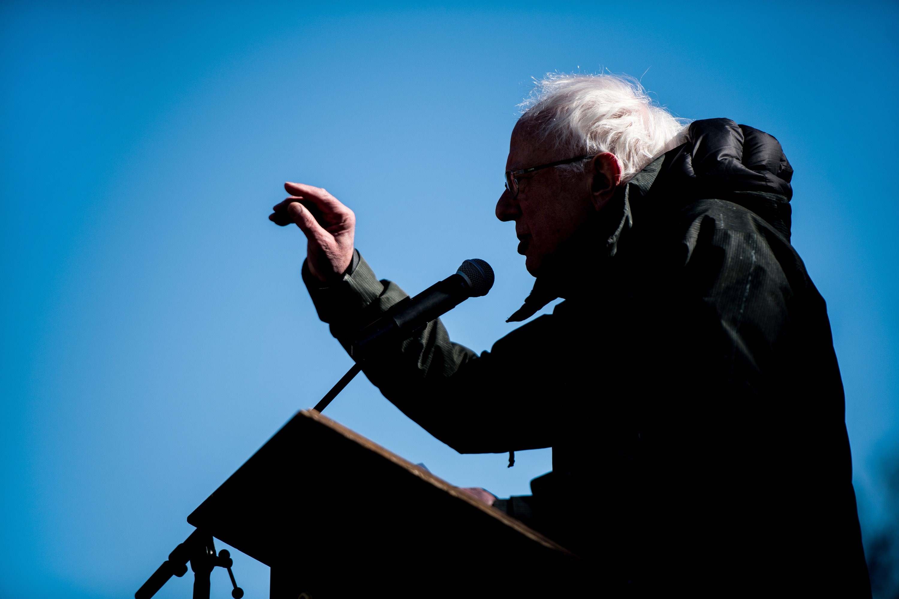 di Luca Marfé
Socialista, ma milionario. Un ricco di sinistra, dunque, ma contrario alle frontiere aperte.
Assume dei connotati bizzarri il nuovo profilo del vecchio Sanders.
Classe 1941, 77 primavere e formalmente candidato tra le folte fila democratiche per la corsa alla Casa Bianca 2020: il senatore del Vermont ci riprova dopo essere stato costretto ad arrendersi a Hillary Clinton che a sua volta è stata costretta ad arrendersi a Donald Trump.
Ed è proprio da Trump che riparte,