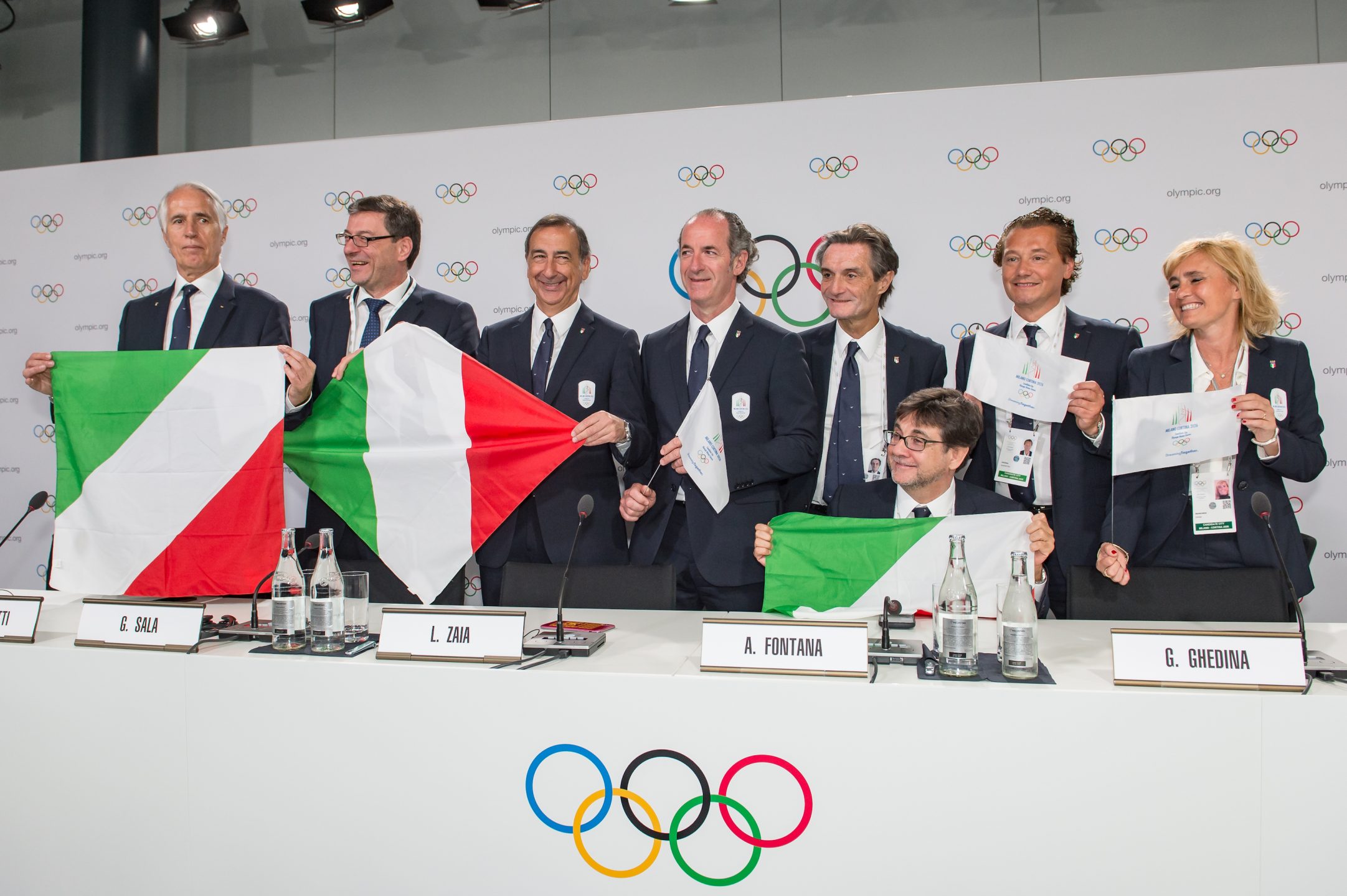 di Alessandro Campi
Sull’assegnazione a Milano e Cortina dei giochi olimpici invernali del 2026 ci sarebbe molto da dire. Riguardo le positive ricadute, economiche e d’immagine, che un simile evento può determinare nel corso degli anni se ben organizzato e ben gestito. Il che equivale a non nascondersi – alla luce di certe cattive esperienze del recente passato – il pericolo che i costi programmati finiscano per lievitare oltremisura e che nella realizzazione delle opere s’intrufolino la criminalità e la corruzione.