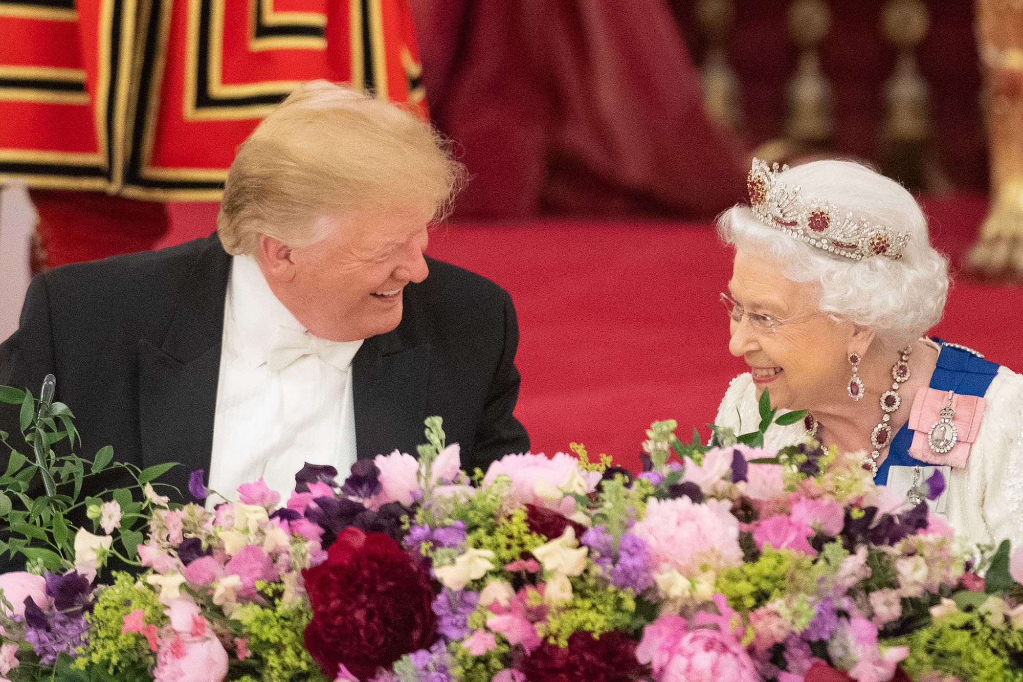 di Luca Marfé
Seduti a capotavola, sorridenti e fianco a fianco, dalla stessa parte della Storia. Donald Trump e la regina Elisabetta, Stati Uniti e Regno Unito, con l’Europa alla finestra a guardare la rinascita di un’amicizia che è già quasi un’alleanza.
Tutto molto complesso, tutto molto delicato. Tutto, però, nelle mani dell’esperienza del sovrano della dinastia britannica, ultimo grande gigante del nostro tempo. Tutto perfetto, dunque.
93 primavere, 66 anni e un giorno di regno,