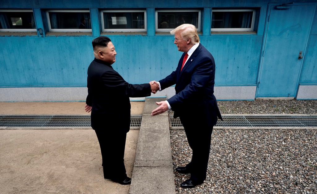 di Luca Marfé
Doveva essere il weekend di Trump-Xi, è diventato quello di Trump-Kim.
Vigilia di G20, gli occhi del mondo sono puntati sul bilaterale più atteso dell’anno. Donald Trump e Xi Jinping si incontrano a margine dei lavori di Osaka, discutono di dazi, si concedono una tregua. Gli Stati Uniti allentano la presa su Huawei, la Cina promette di spendere in forniture, prodotti agricoli e generi alimentari a stelle e strisce. Una nuova distensione,