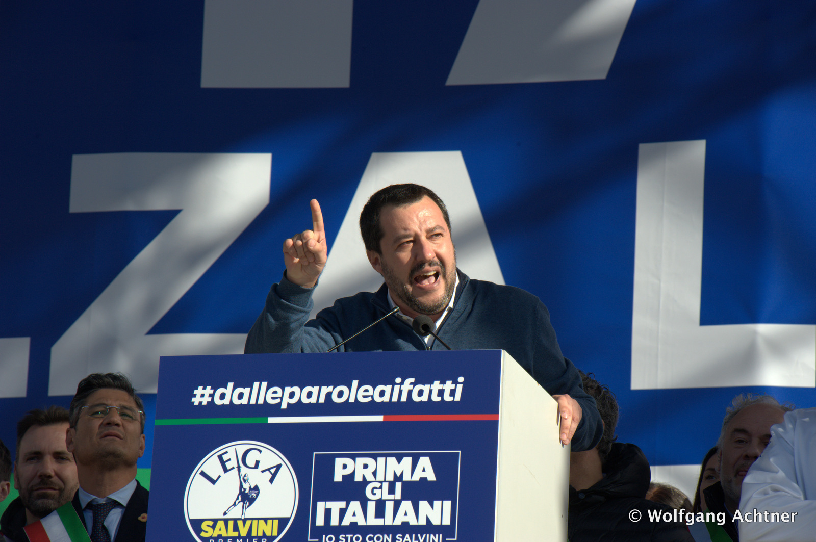 di Alessandro Campi
Pur avendo nei sondaggi percentuali di consensi che ormai sfiorano il 40% Matteo Salvini, stando almeno alle sue dichiarazioni ufficiali, non vuole sentir parlare di elezioni anticipate. Ne nasce una domanda persino ingenua: per quale ragione invece di passare all’incasso, come ragionevolmente gli chiedono anche molti dei suoi uomini, il leader della Lega preferisce tenere in vita un governicchio rissoso e poco concludente come è ormai quello giallo-verde? Piuttosto che il tira e molla quotidiano con Luigi Di Maio,