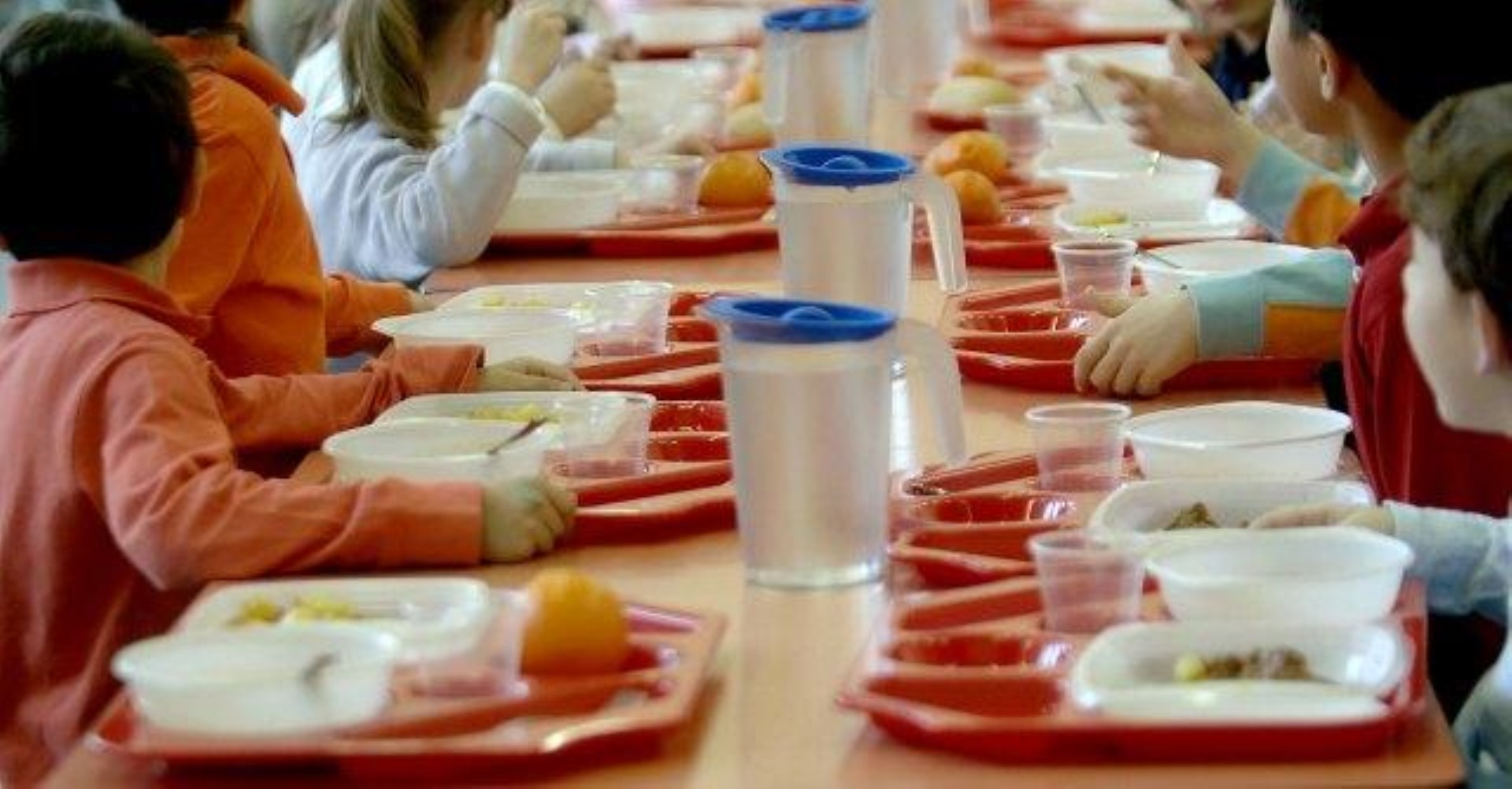 di Alessandro Campi
Ancora una volta il diritto si è sostituito alla politica, alle consuetudini sociali e al buon senso, individuale e collettivo. Cosa un bambino debba mangiare a scuola lo ha perciò deciso ieri in via (all’apparenza) definitiva la Cassazione, dopo quasi cinque anni di polemiche e di opposte decisioni giurisprudenziali: solo il pasto erogato durante il servizio mensa. Più sicuro dal punto di vista igienico-sanitario, ma soprattutto più rispettoso del principio di eguaglianza che per definizione deve informare la sfera dell’istruzione pubblica obbligatoria.