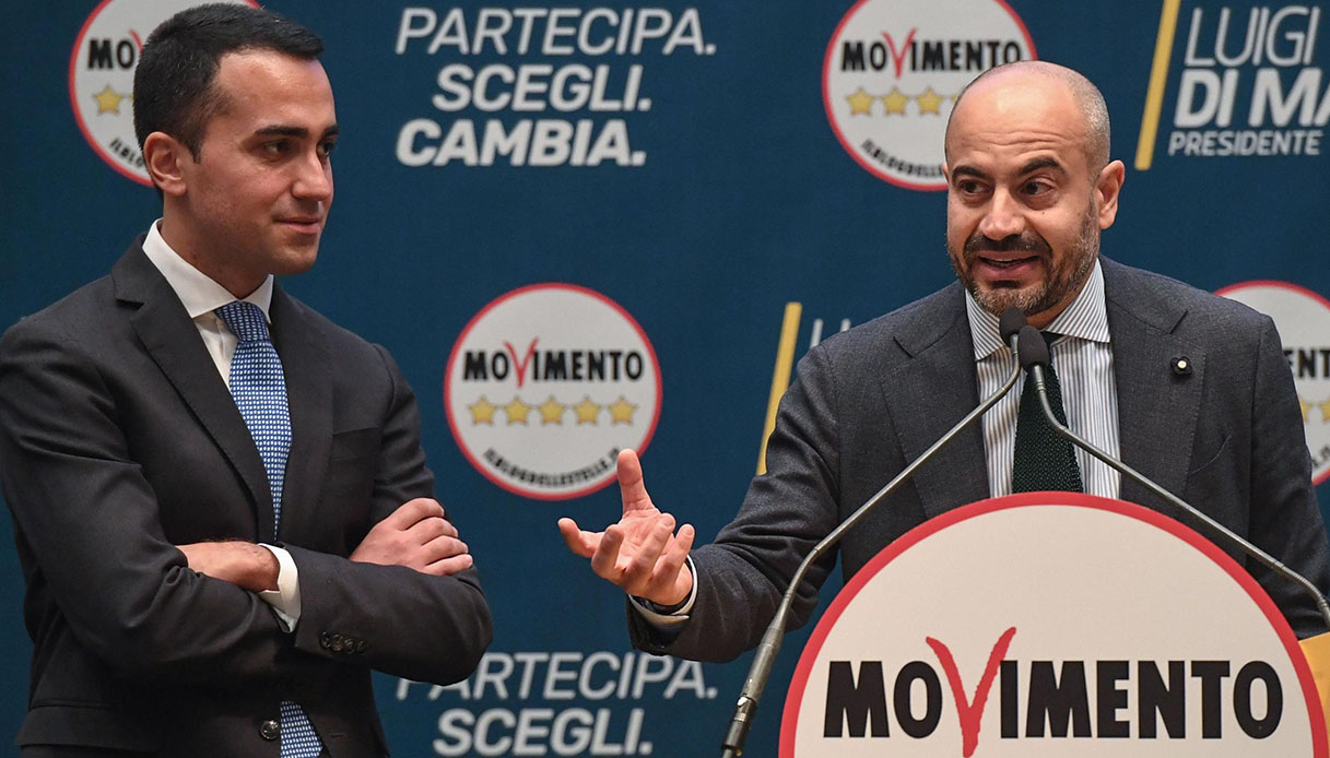 di Alessandro Campi
Nell’epoca in cui, anche nella sfera politica, l’immagine è tutto e i ragionamenti sono niente non poteva passare inosservato il breve video con il quale Luigi Di Maio ha fatto gli auguri agli italiani, rivendicando come una grande vittoria l’entrata in vigore delle nuove norme sulla prescrizione processuale e rilanciando l’idea di revocare alla famiglia Benetton le concessioni autostradali.
Barba incolta, maglioncino, tecnica della ripresa – tutto evocava il Salvini di lotta e d’opposizione.