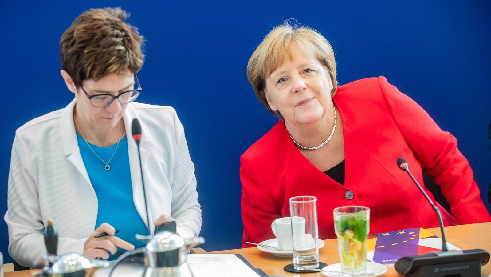 di Alessandro Campi

Ad Annegret Kramp-Karrenbauer (AKK, nella foto a sinistra) – che dimettendosi ieri dalla presidenza della Cdu tedesca ha contestualmente rinunciato alla candidatura come Cancelliere – mancava evidentemente il “quid”, come disse una volta malignamente Berlusconi a proposito del suo delfino Angelino Alfano: uno dei tanti che il Cavaliere ha prima scelto e poi personalmente fiocinato, a conferma del fatto che il modo migliore per mantenere il potere consiste nel non cederlo mai.