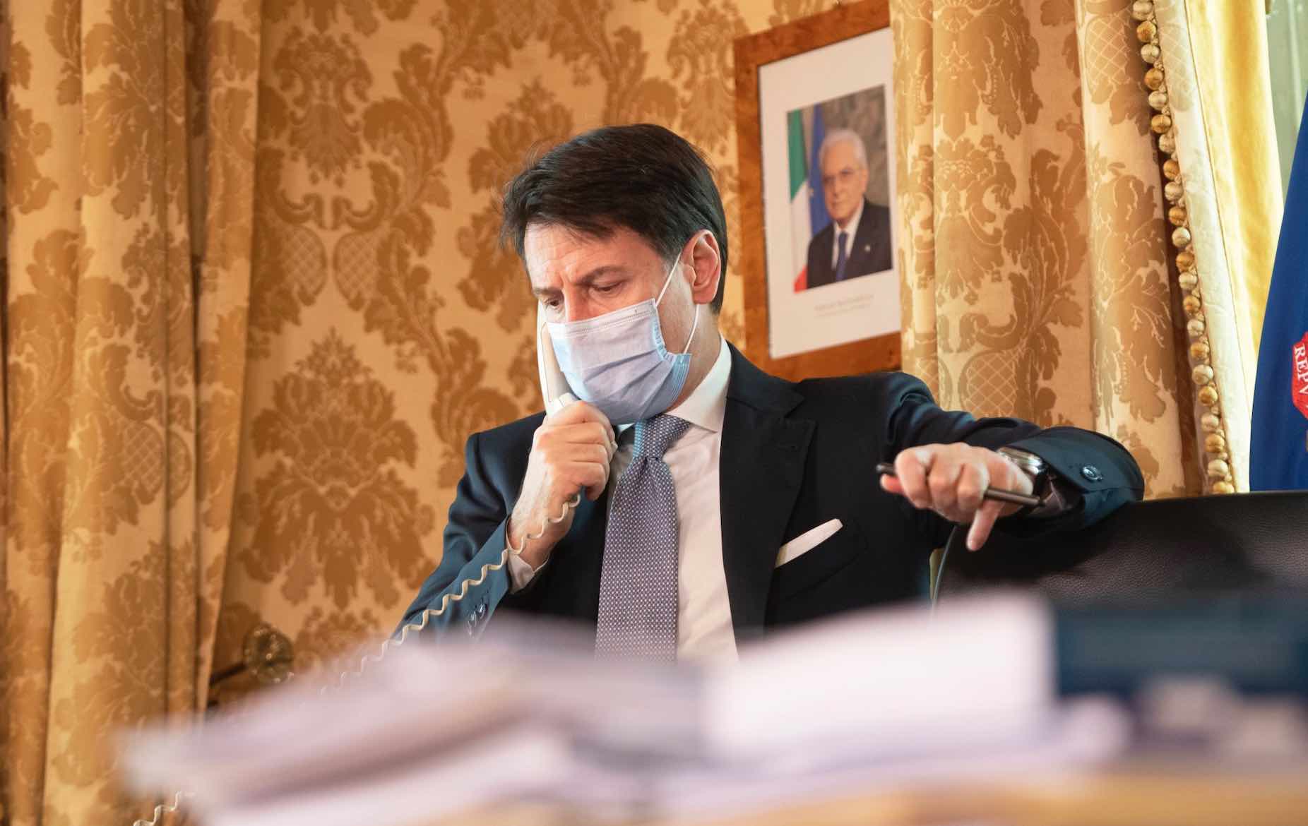 di Alessandro Campi
Ai tanti misteri della storia d’Italia da tre anni se n’è aggiunto uno assai intrigante: Giuseppe Conte. Mistero non giornalistico-giudiziario, nulla dunque a che vedere con i morti eccellenti e i tentativi di eversione che hanno scandito la vita della Repubblica, ma schiettamente politico. Chi è esattamente, al di là delle biografie ufficiali? Come ha fatto a trovarsi nel ruolo che ricopre? Dove vuole arrivare, visto dove è già arrivato? Donde nascono le abilità che sta certamente dimostrando?