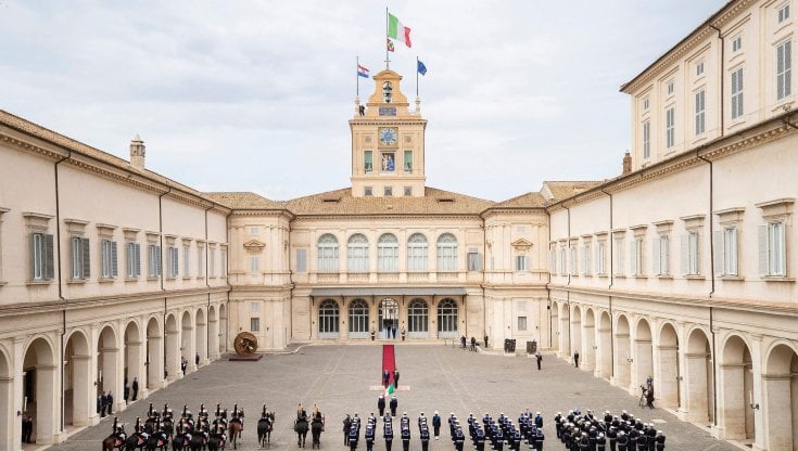 di Emidio Diodato
 
Marco Damilano, Il Presidente, La Nave di Teseo, Milano 2021, pp. 349
Nei primi di settembre del 2011, il presidente della Repubblica Giorgio Napolitano dialogò con Gianfranco Pasquino in una calda sala di Palermo, di fronte all’assemblea dei partecipanti al Convegno annuale della Società Italiana di Scienza Politica: ricorrevano i 150 anni dall’unità d’Italia. In prima fila, impeccabile nel suo abito e cravatta, se non ricordo male,