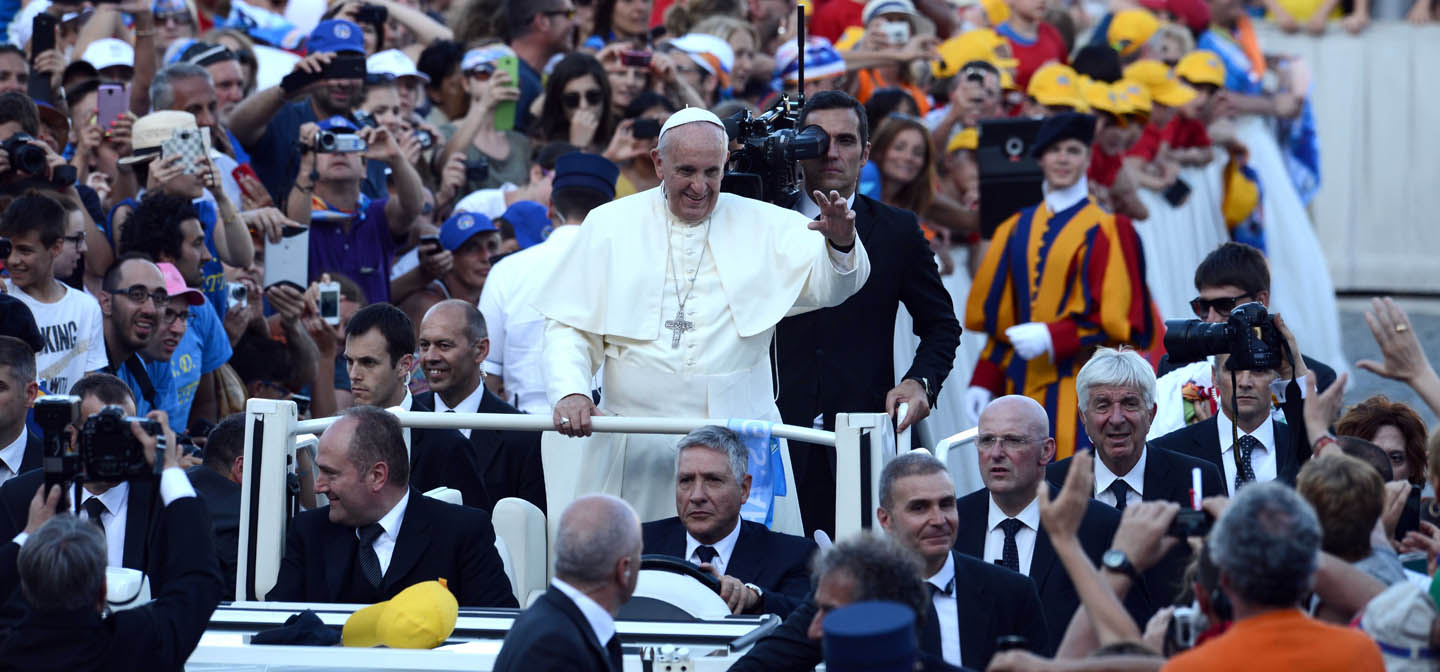 Antonio Spadaro. L’Atlante di Francesco. Vaticano e politica internazionale, Marsilio, Venezia, 2023, pp.  267, Euro
di Silvio Minnetti
“Il sistema multilaterale abbisogna di un ripensamento profondo per poter rispondere alle sfide del nostro tempo. Non si tratta di costruire blocchi di alleanze, ma di creare opportunità perché tutti possano dialogare.” (Papa Francesco).
Il mondo ci appare sempre più interconnesso e attraversato da una “guerra mondiale a pezzi”.