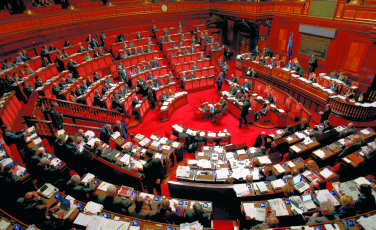 Le piazze al governo, alle opposizioni resta solo il Parlamento