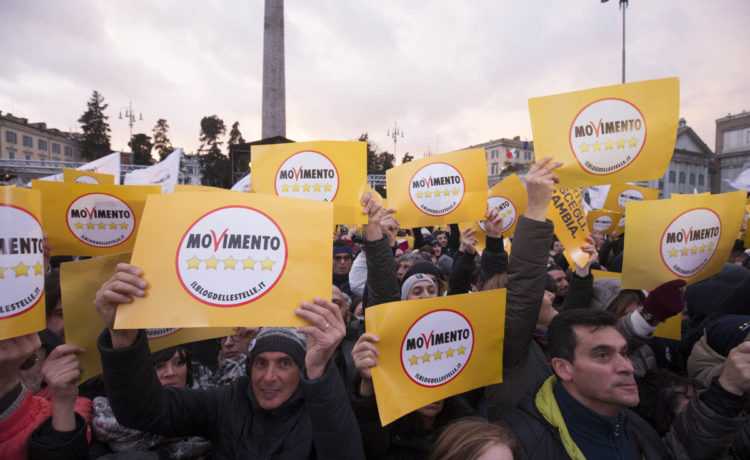 Da Parigi a Grillo: i ‘gilet gialli’ e un governo che vorrebbe scendere in piazza contro se stesso