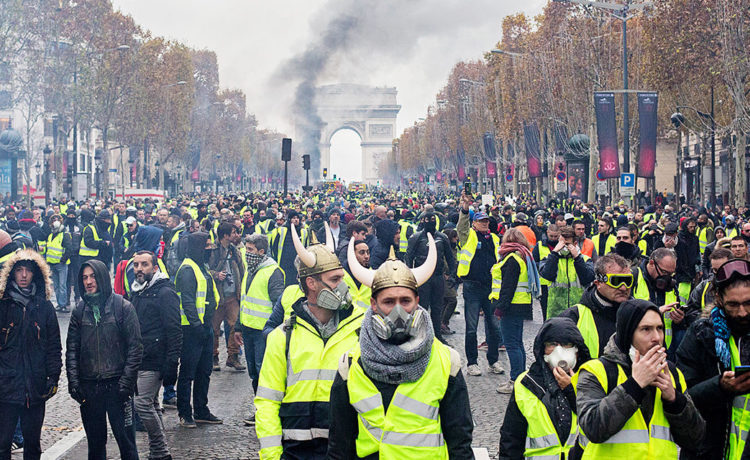 Macron e le rivolte in Francia dei ‘gilet gialli’: dilaga il vento dell’anti-politica