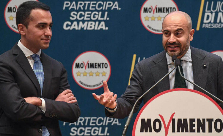 Il terremoto nei 5 Stelle, il governo che traballa e il ritorno alle origini di Di Maio